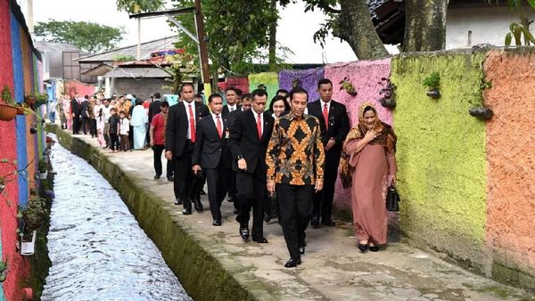 Foto: Jokowi Lewati Gang untuk Hadiri Pernikahan Anak Mantan Sopir