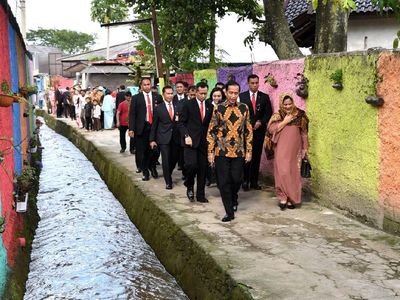Foto: Jokowi Lewati Gang untuk Hadiri Pernikahan Anak Mantan Sopir