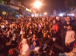 Pesta Kembang Api Akhiri Perayaan Imlek di Kelenteng Hok Tik Bio