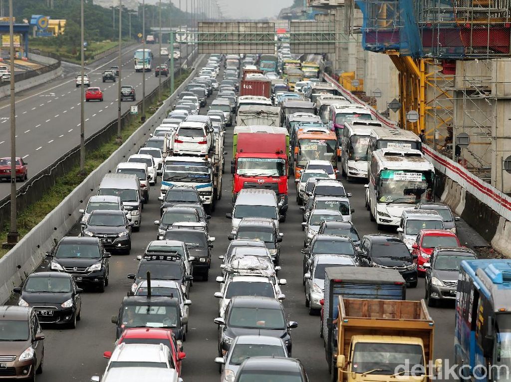 Ada Penyempitan Lajur, Tol Tambun-Cikunir Macet 10 Km Ada Penyempitan Lajur, Tol Tambun-Cikunir Macet 10 Km