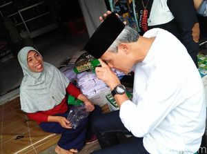 Sebelum Mengaji di Gus Mus, Ganjar Beli Peci di Pasar