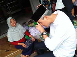 Sebelum Mengaji di Gus Mus, Ganjar Beli Peci di Pasar