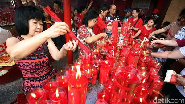 Rayakan Imlek, Warga Tionghoa Datangi Vihara Petak Sembilan