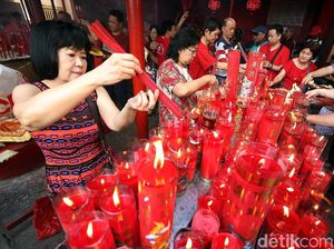 Rayakan Imlek, Warga Tionghoa Datangi Vihara Petak Sembilan