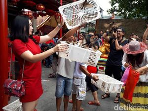 Rayakan Imlek, Laura Lepas 21 Burung di Petak Sembilan