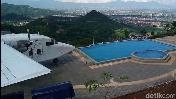 Foto: Taman Love & Pesawat Perintis yang Romantis di Bandung
