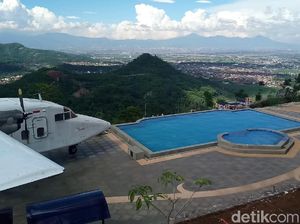 Foto: Taman Love & Pesawat Perintis yang Romantis di Bandung