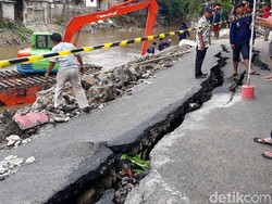 Khawatir Retakan Jalan di Kp Berlan, Warga Sampai Tak Bisa Tidur