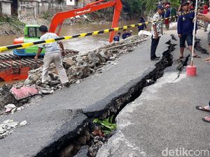Foto: Jalan Retak yang Diminta Anies Diperbaiki Secara Natural Foto: Jalan Retak yang Diminta Anies Diperbaiki Secara Natural