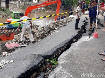 Foto: Jalan Retak yang Diminta Anies Diperbaiki Secara Natural