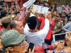 Momen Sandiaga Lepas Burung Pipit di Vihara Tertua Jakarta