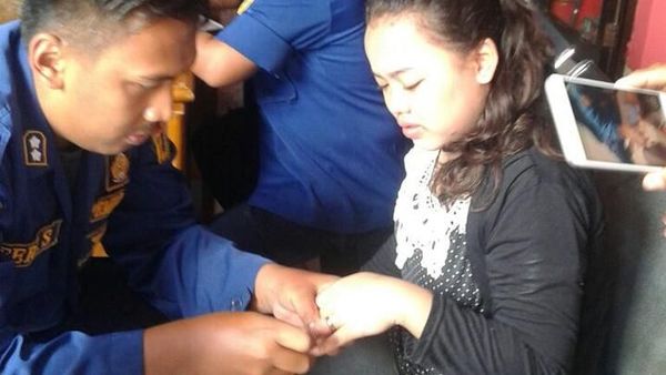 Aksi Petugas Damkar Lepas Cincin Nyangkut Pakai Sabun