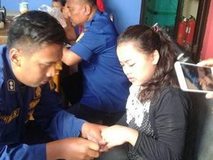 Aksi Petugas Damkar Lepas Cincin Nyangkut Pakai Sabun