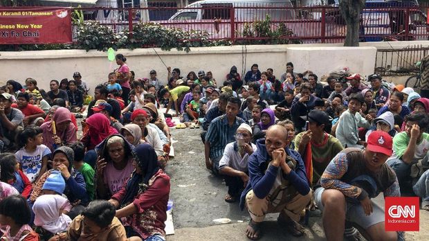 Warga yang mengantre angpau di Wihara Dharma Bakti.