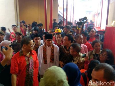 Momen Sandiaga Ucapkan Selamat Lebaran Imlek di Petak Sembilan