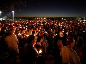 Lilin dan Bunga untuk 17 Korban Penembakan Massal di Florida