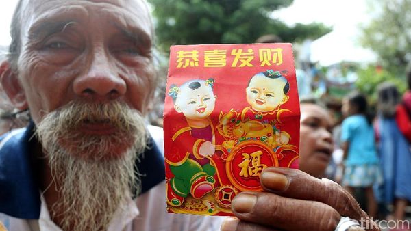 Foto: Menanti Angpao di Wihara Petak Sembilan