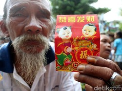 Menanti Angpao Demi Perut Terisi