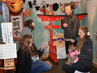 Asyiknya! Makan di Restoran Ini  Dilayani dan Ditemani Monyet-monyet Lucu