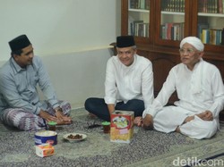 Ganjar dan Taj Yasin Ikut Mengaji di Tempat Gus Mus