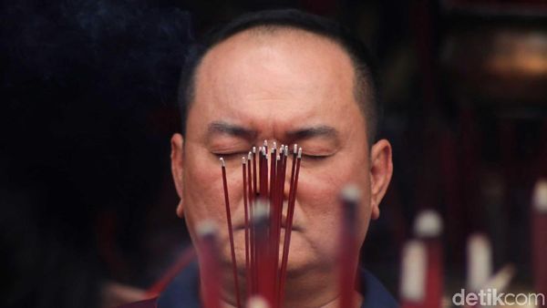 Momen Warga Tionghoa Khusyuk Berdoa untuk Rayakan Imlek