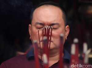 Momen Warga Tionghoa Khusyuk Berdoa untuk Rayakan Imlek