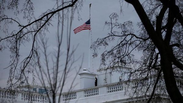Perintah Trump, Gedung Putih Kibarkan Bendera AS Setengah Tiang