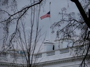 Perintah Trump, Gedung Putih Kibarkan Bendera AS Setengah Tiang
