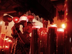 Menyalakan Dupa Persembahan