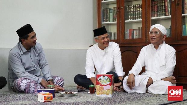 Puisi Gus Mus yang dibacakan Ganjar Pranowo menuai polemik