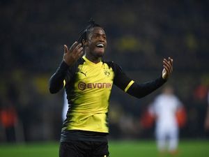 Chelsea Pinjamkan Batshuayi ke Valencia