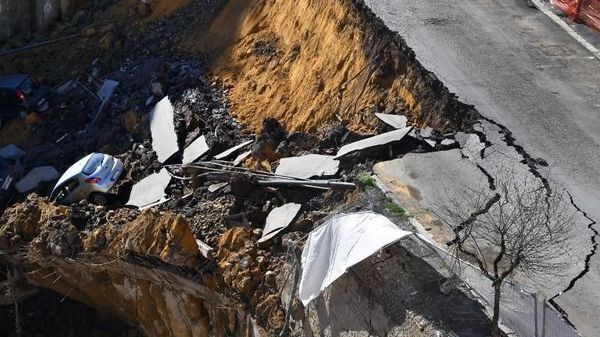 Penampakan Lubang Menganga di Roma yang Telan Gedung dan Mobil