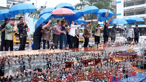 Kompaknya Menteri Kabinet Kerja Saat Musnahkan Barang Ilegal