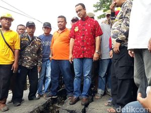 Saat Anies Tinjau Pemasangan Beronjong di Kampung Berlan Saat Anies Tinjau Pemasangan Beronjong di Kampung Berlan