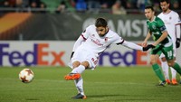 Milan memperbesar keunggulannya menjadi 2-0 melalui tendangan penalti Ricardo Rodriguez di menit ke-64. Foto: Stoyan Nenov/Reuters
