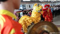 Atraksi Barongsai Sambut Imlek di Stasiun Bogor