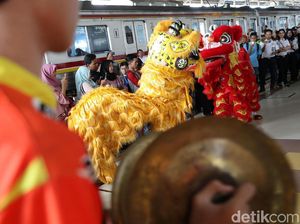 Atraksi Barongsai Sambut Imlek di Stasiun Bogor