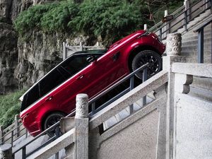 Range Rover Sport Catatkan Rekor Penjualan Range Rover Sport Catatkan Rekor Penjualan