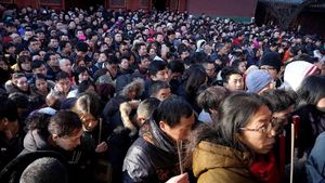 Imlek di China, Warga Berbondong-bondong Berdoa di Kuil