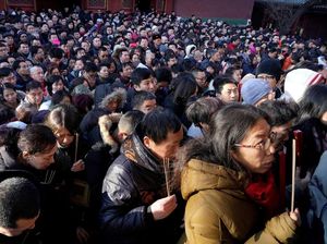 Imlek di China, Warga Berbondong-bondong Berdoa di Kuil