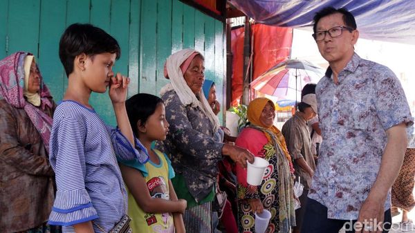 Potret Para Pemburu Angpao di Klenteng Boen Tek Bio