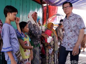 Potret Para Pemburu Angpao di Klenteng Boen Tek Bio