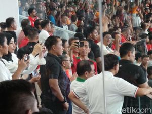 Foto: Pakai Kaos Timnas, Jokowi Tonton Final Piala Presiden 2018