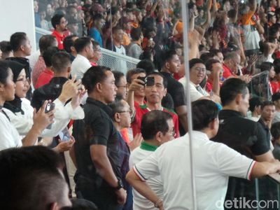 Foto: Pakai Kaos Timnas, Jokowi Tonton Final Piala Presiden 2018