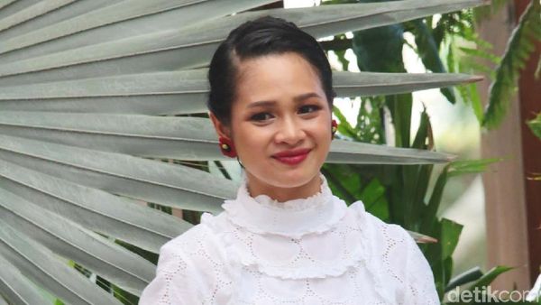 Andien, Pretty and Chic in White