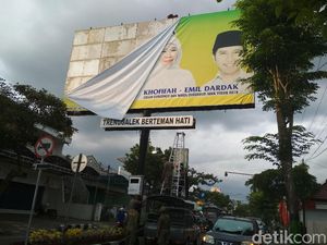 Panwaslu Trenggalek Turunkan Baliho Khofifah-Emil di Empat Titik