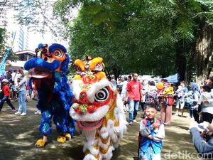 Serunya Aksi Barongsai di Kebun Binatang Bandung Serunya Aksi Barongsai di Kebun Binatang Bandung