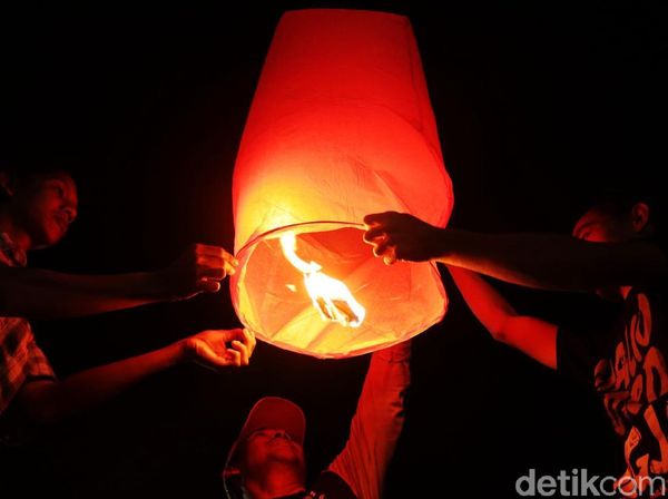 Ratusan Lampion Manjakan Pengunjung Ancol