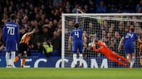 Hull City nyaris memperkecil skor saat dihadiahi penalti di babak kedua. Namun, eksekusi David Meyler bisa digagalkan kiper Willy Caballero. (Foto: Paul Childs/Action Images via Reuters)