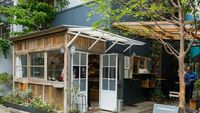 Di Kedai Kopi Mungil Dekat Stasiun Ini Ada Cafe Latte dan Scone Matcha yang Enak